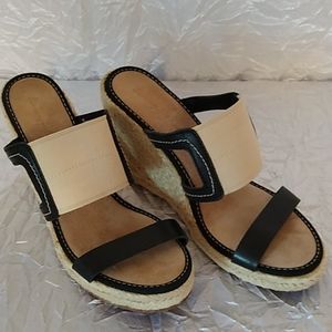 New in box Tommy Bahama sandals